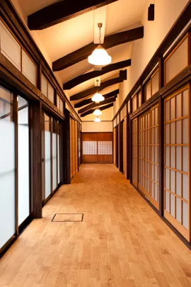 山茱萸の咲く家